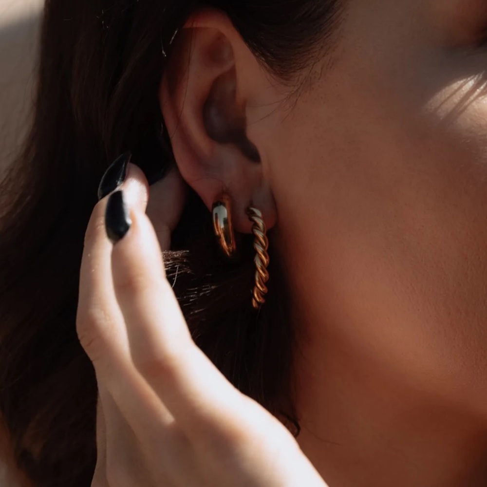 Waterproof gold plated woven hoop earrings - Picture 4 of 4